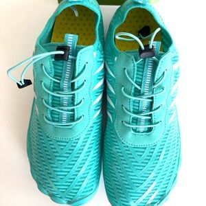 Hike footwear size 10